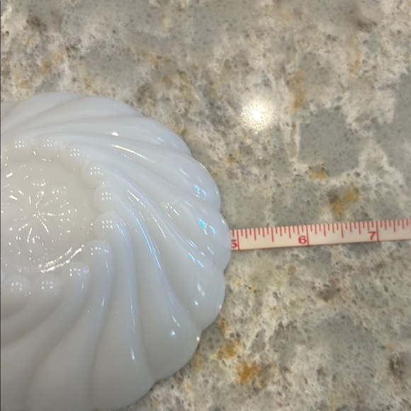 Elegant White Scalloped Bowl - Picture 4 of 4